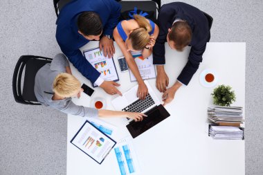 Ofis çalışanları bir laptop işaret timinin Üstten Görünüm