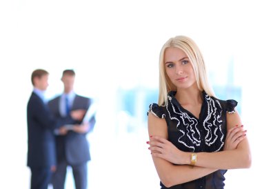 İçinde belgili tanımlık geçmiş meslektaşları ile bir ofiste duran bir güzel ofis çalışanı portresi