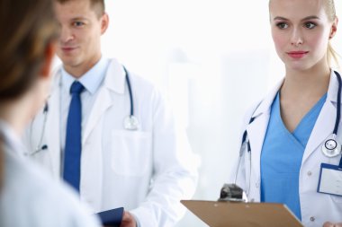 Tartışmak doktorlar hastanede çalışmak