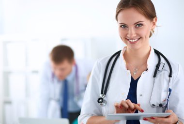 İçinde belgili tanımlık geçmiş meslektaşları ile mutlu tıp doktoru