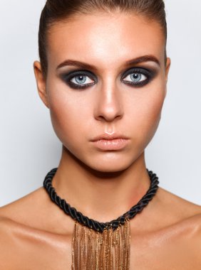 Güzel bir genç kadın dumanlı gözler makyaj stüdyo çekim