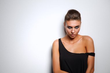 Güzel bir genç kadın dumanlı gözler makyaj stüdyo çekim