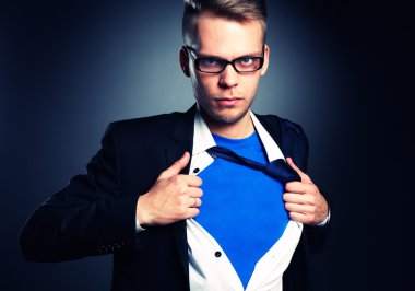 Gömleğini bir süper kahraman gibi açık çekerek işadamı