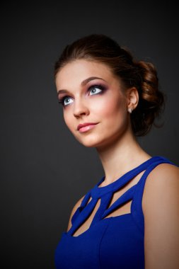 Güzel bir genç kadın profesyonel makyaj stüdyo çekim