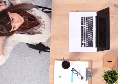 Ofiste hayal bir güzel ofis çalışanı, üstten görünüm