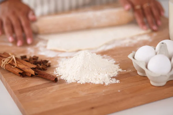 Närbild av en kvinnas händer bakning i köket — Stockfoto