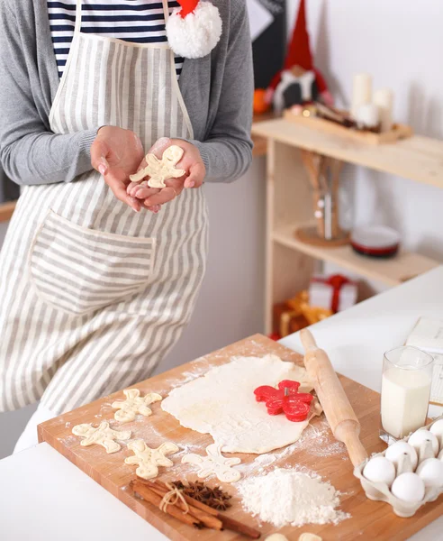 En attraktiv kvinne som baker på kjøkkenet – stockfoto