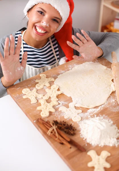 En attraktiv kvinna bakning i köket — Stockfoto