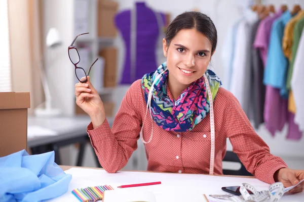 Designer de roupas no trabalho — Fotografia de Stock