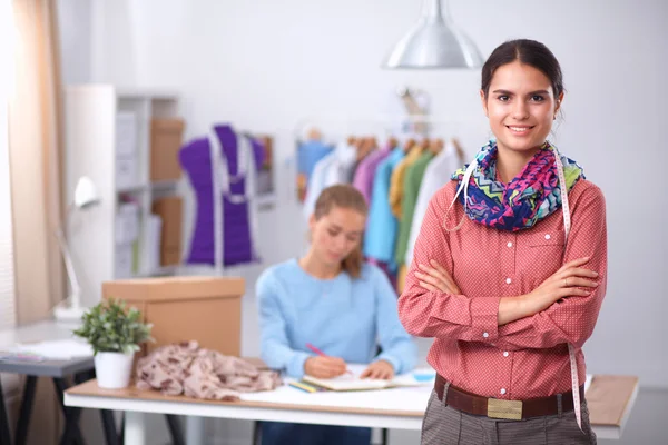 Diseñador de ropa con un asistente en el trabajo — Foto de Stock