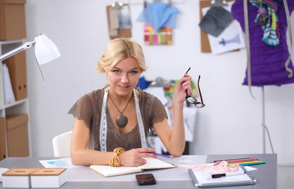 Clothes designer al lavoro nel suo ufficio — Foto Stock