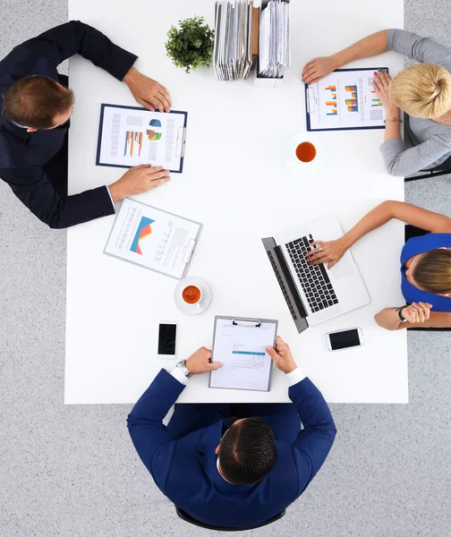 Bovenaanzicht van een team van kantoorpersoneel — Stockfoto