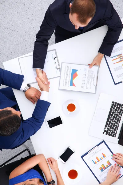 Bovenaanzicht van een team van kantoorpersoneel — Stockfoto