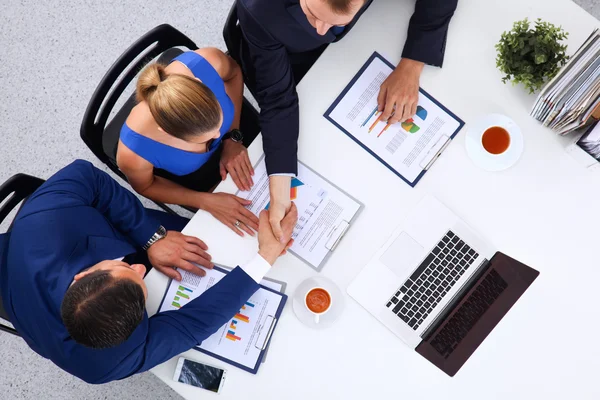 Vista dall'alto di un team di impiegati — Foto Stock