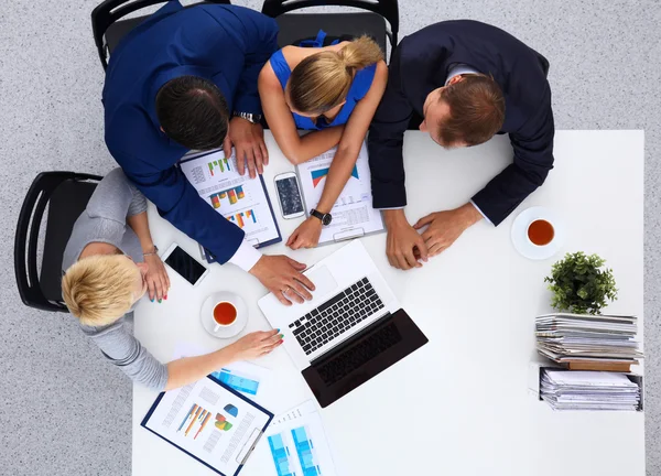 Vue de dessus d'une équipe d'employés de bureau — Photo