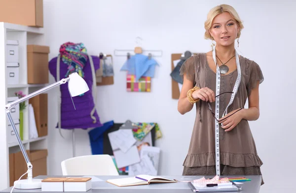 Créatrice de vêtements au travail dans son bureau — Photo