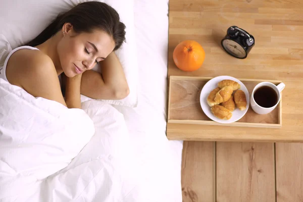 Junge schöne Frau liegt im Bett — Stockfoto