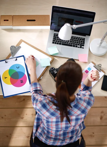 Shot van een vrouw die werkt op haar laptop in een kantoor aan huis — Stockfoto