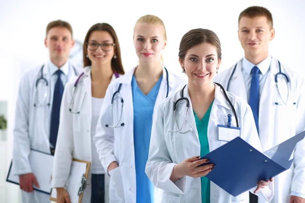 Retrato de uma equipe de profissionais médicos — Fotografia de Stock