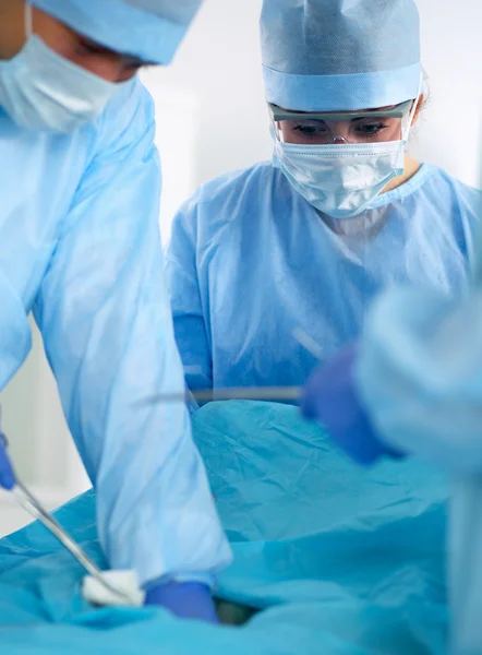 Uma equipe médica realizando uma operação — Fotografia de Stock