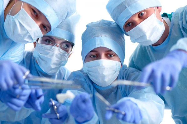 Uma equipe médica realizando uma operação — Fotografia de Stock