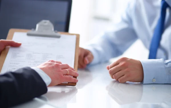 Blick auf ein Team von Geschäftsleuten, das sich trifft, um Geschäftsdaten zu diskutieren — Stockfoto