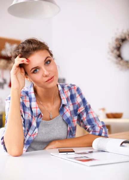 Una hermosa joven sentada en el escritorio pensando — Foto de Stock