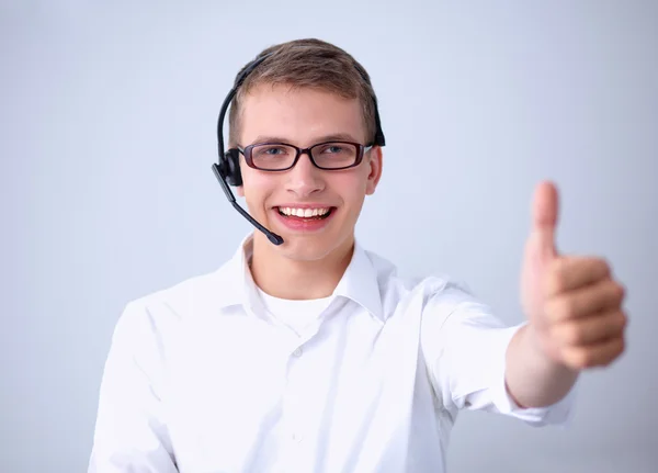 Tiro de um operador de call center mostrando polegares para cima — Fotografia de Stock
