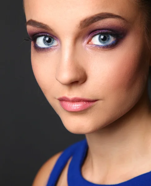 Studio shot van een mooie jonge vrouw dragen van professionele make-up — Stockfoto