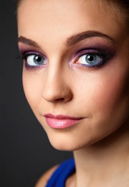 Studio shot van een mooie jonge vrouw dragen van professionele make-up — Stockfoto