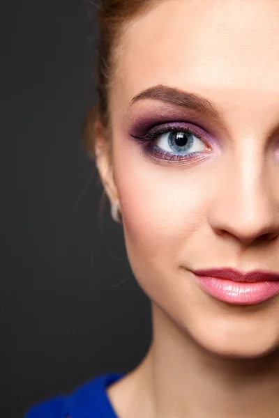 Studio foto di una bella giovane donna che indossa trucco professionale — Foto Stock