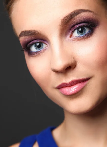 Studio shot van een mooie jonge vrouw dragen van professionele make-up — Stockfoto