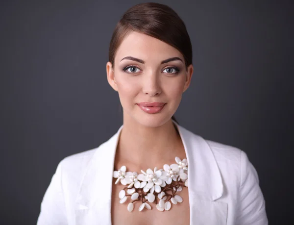 Retrato de uma empresária de sucesso em pé em um escritório — Fotografia de Stock