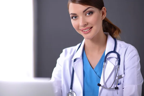 Retrato de un hermoso médico trabajando en un portátil —  Fotos de Stock