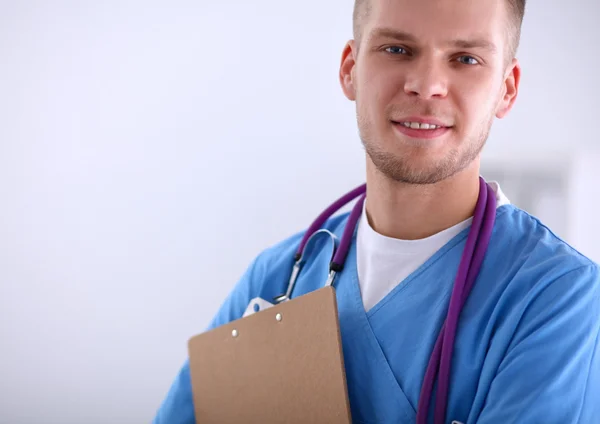 Retrato de um jovem médico bonito com um estetoscópio e uma área de transferência — Fotografia de Stock