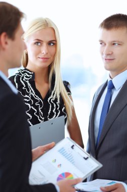 İş adamları toplantıdan sonra el sıkışıyor