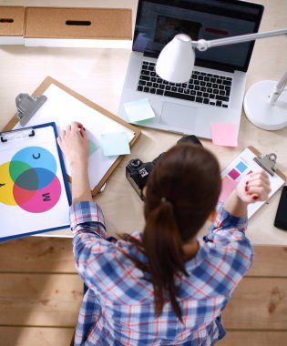 Atış onu laptop bir ev ofis içinde çalışan bir kadının