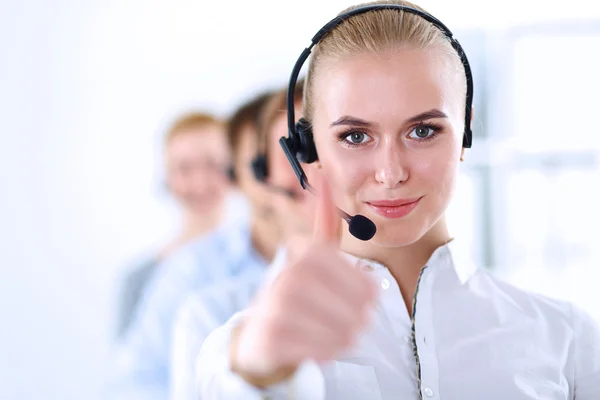 Atractivos jóvenes empresarios y colegas positivos en una oficina de call center — Foto de Stock