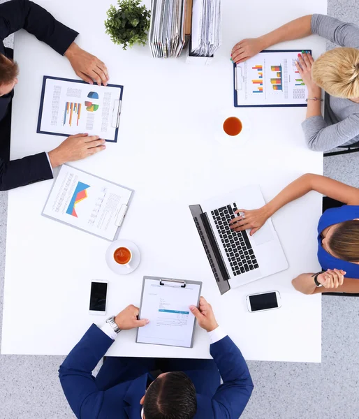 Bovenaanzicht van een team van kantoorpersoneel — Stockfoto