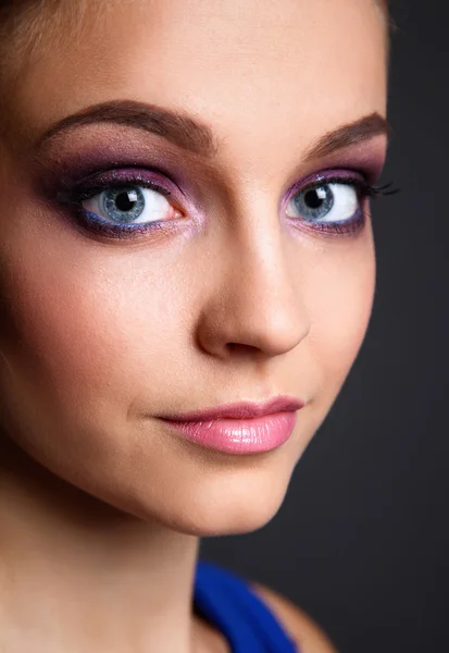 Studio shot van een mooie jonge vrouw dragen van professionele make-up — Stockfoto