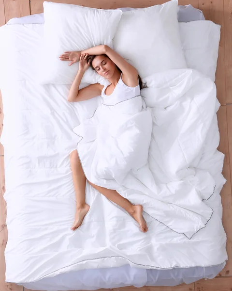 Jovem bela mulher deitada na cama — Fotografia de Stock