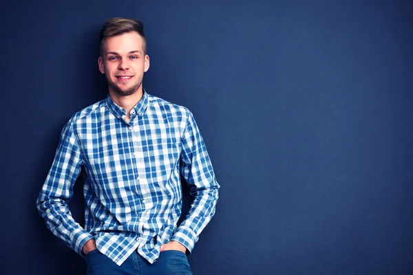 Schöner Mann lehnt lässig an der Wand — Stockfoto