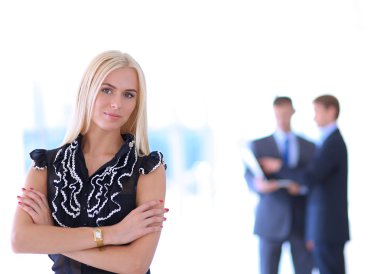 İçinde belgili tanımlık geçmiş meslektaşları ile bir ofiste duran bir güzel ofis çalışanı portresi