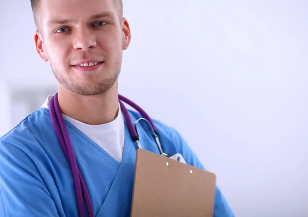 Retrato de un joven médico guapo con un estetoscopio y un portapapeles — Foto de Stock