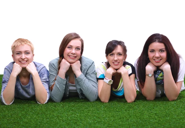 Jonge vrouwen liggen op het gras — Stockfoto