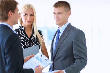 İş adamları iş ofiste tartışıyor