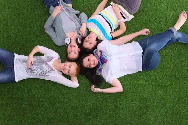 Jeunes femmes allongées sur l'herbe — Photo