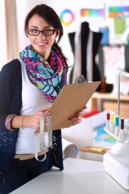 Güzel moda tasarımcısı klasörü Studio ile ayakta