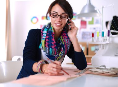 Giysi tasarımcısı kağıt üzerinde kıyafet deseni tasarlıyor