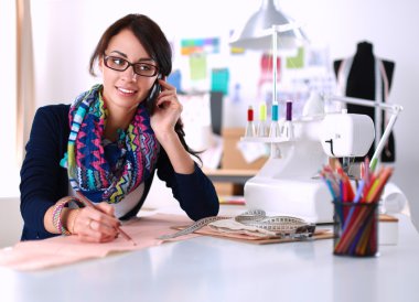 Giysi tasarımcısı kağıt üzerinde kıyafet deseni tasarlıyor